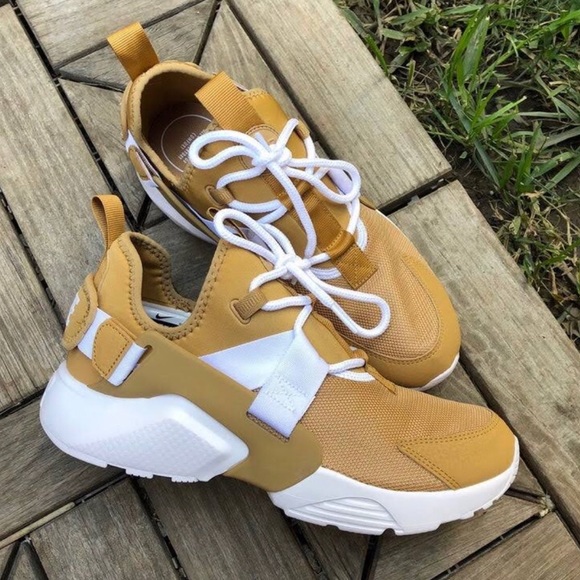 Nike Women's Air Huarache City Low Sze 6 - Picture 1 of 2